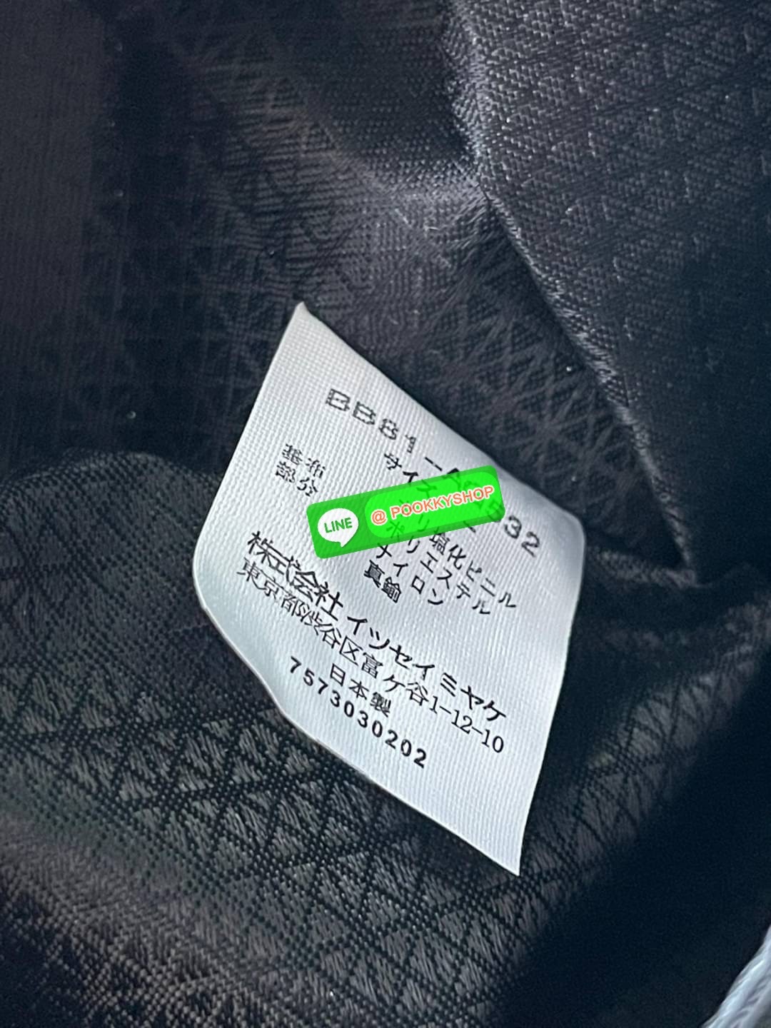 💕 Bao Bao Issey Miyake ROCK MATTE ซีรีส์นี้จะเป็นทรงสี่เหลี่ยมผืนผ้า มีซิปปิดด้านบน ถือเป็นรุ่นที่เหมาะกับการใช้งานในชีวิตประจำวัน สามารถพับมุมและบริเวณด้านล่างของกระเป๋าเพื่อเพิ่มความสะดวกสบายในการใช้งาน ทั้งยังช่วยให้วางกระเป๋าในแนวตั้งได้อีกด้ว