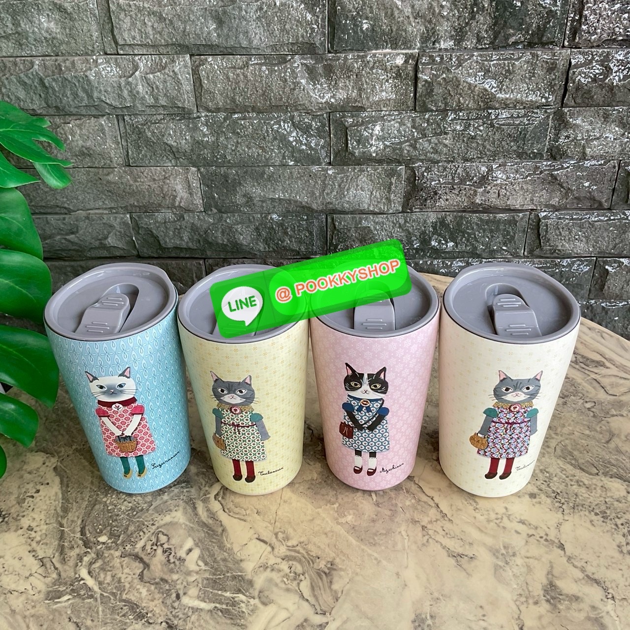 kusuguru Japan Stainless Tumbler Cup แก้วน้ำสแตนเลส ปริมาณสุทธิ 400 ml มาพร้อมกับลายแมวญี่ปุ่นน่ารักๆ แก้วพิมพ์ลาย แมว 2 ด้าน ด้านหน้า และ ด้านหลังแก้วค่ะ เก็บความร้อนเย็นได้ยาวนาน 12 ชม. มีฉนวนกันร้อน/เย็น โครงสร้างคู่สูญญากาศ มีฝาปิด แถบเลื่อนป้องกันน้ำ