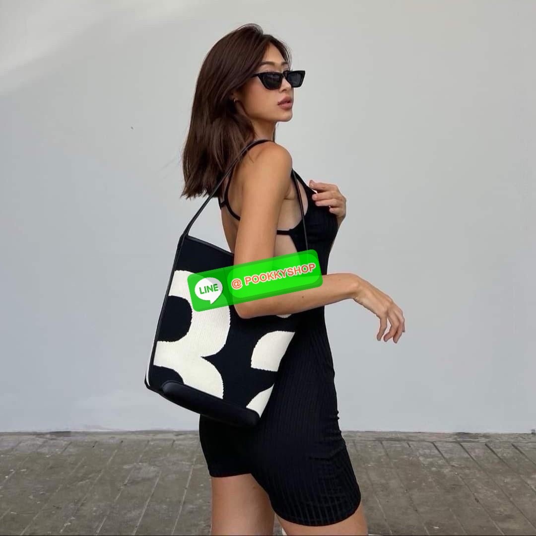 เข้าแล้วค่ะ! กับ Rally movement กระเป๋าทรงถังยอดฮิตที่สุดในปี 2024 ยอดจองคือถล่มโซเชียล จัดให้ในราคาน่ารัก ด้านในกว้างขวาง แข็งแรง สามารถใส่ไอแพด ใส่สมุดได้ #รุ่นนี้ทุกคนต้องมีจริงๆ ตัวกระเป๋างานเนี้ยบเป๊ะ มาพร้อมป้ายห้อยครบ สุดปัง พร้อมส่งวันนี้แล้ว2สี จ