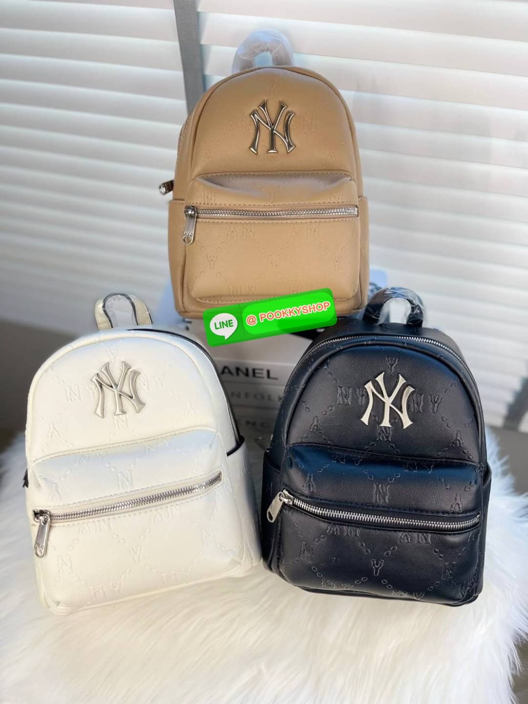 MLB กระเป๋าเป้ วัสดุหนังนิ่ม เปิดปิดด้วยซิปคู่ มี 3 ช่องใช้งาน สายสะพายหลัง ปรับระดับได้