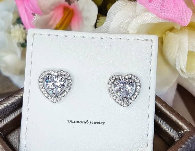 New Arrival !!! ต่างหูเพชร CZ แท้ ดีไซน์หัวใจล้อมเพชร ของจริงสวยมว้ากกกกกกกกค่าาา ดีไซน์สวยดูน่ารักมากๆค่ะ งานฝังแบบ Microsetting งานรุ่นนี้การันตีความสวยเลยนะคะ รุ่นนี้ขอยกให้เป็น Must Have Item เลยคะ เพชรวิ้ง เพชรเยอะ เพชรละเอียดม้ากกกก ตัวเรือนสีเงินชุ