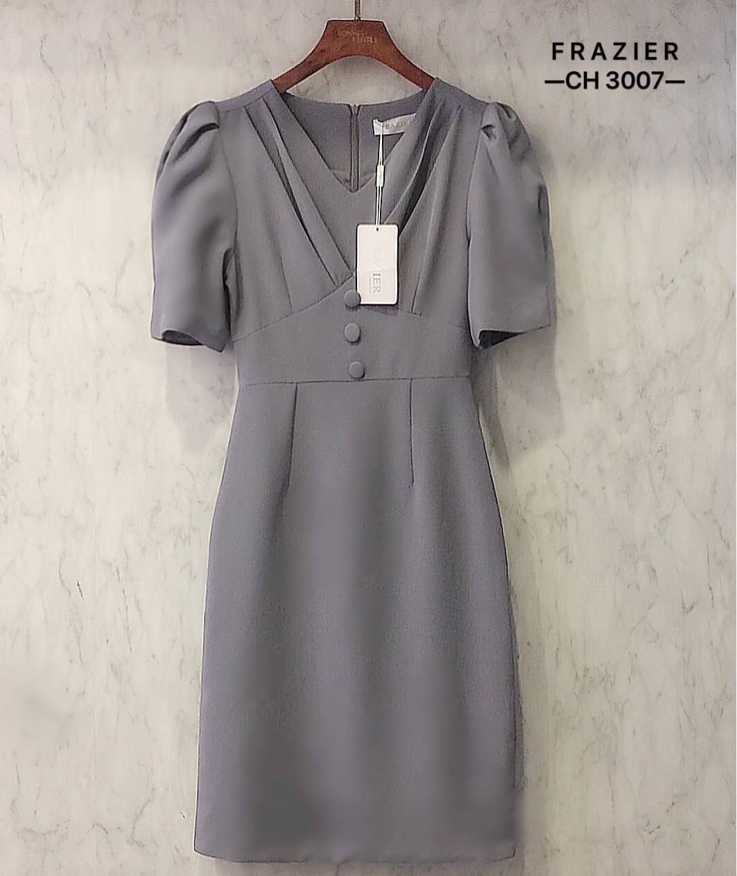 Dress คอวีจีบอก ทรงต่อเอวแต่งกระดุมเก๋ๆ ตัวนี้ทรงดีแพทเทรินสวย ทรงเป๊ะมากค่ะ ผ้าเนื้อดีการันตีผ้านิ่มใส่สบาย งานซับในทั้งตัวค่า