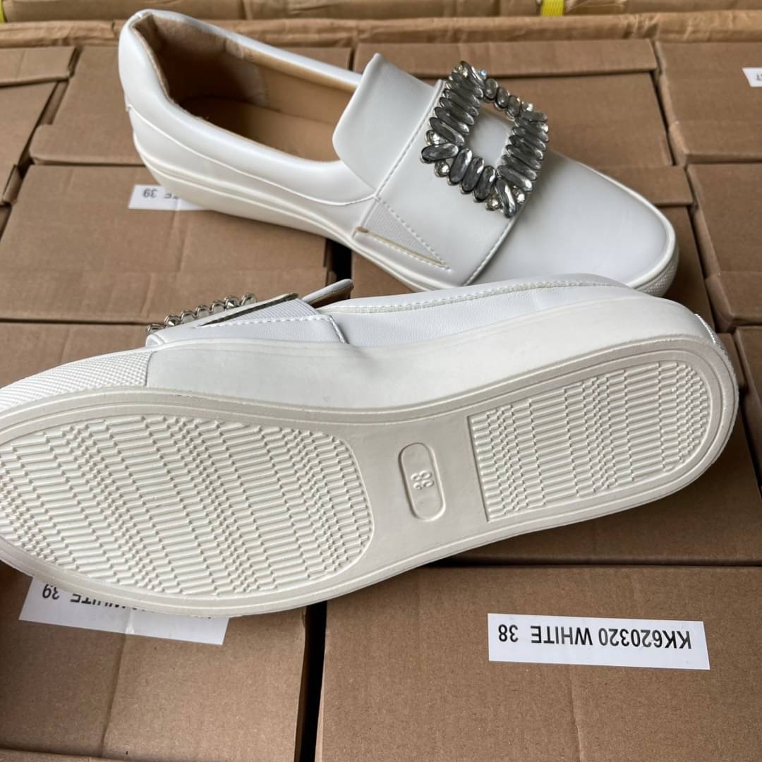 พร้อมส่ง รองเท้าคัทชู เพชร roger รุ่นขายดี พื่นนิ่มใส่สบายมากคะ เพชรสวยแน่นๆๆ พื้นยาง กันลื่นอย่างดี