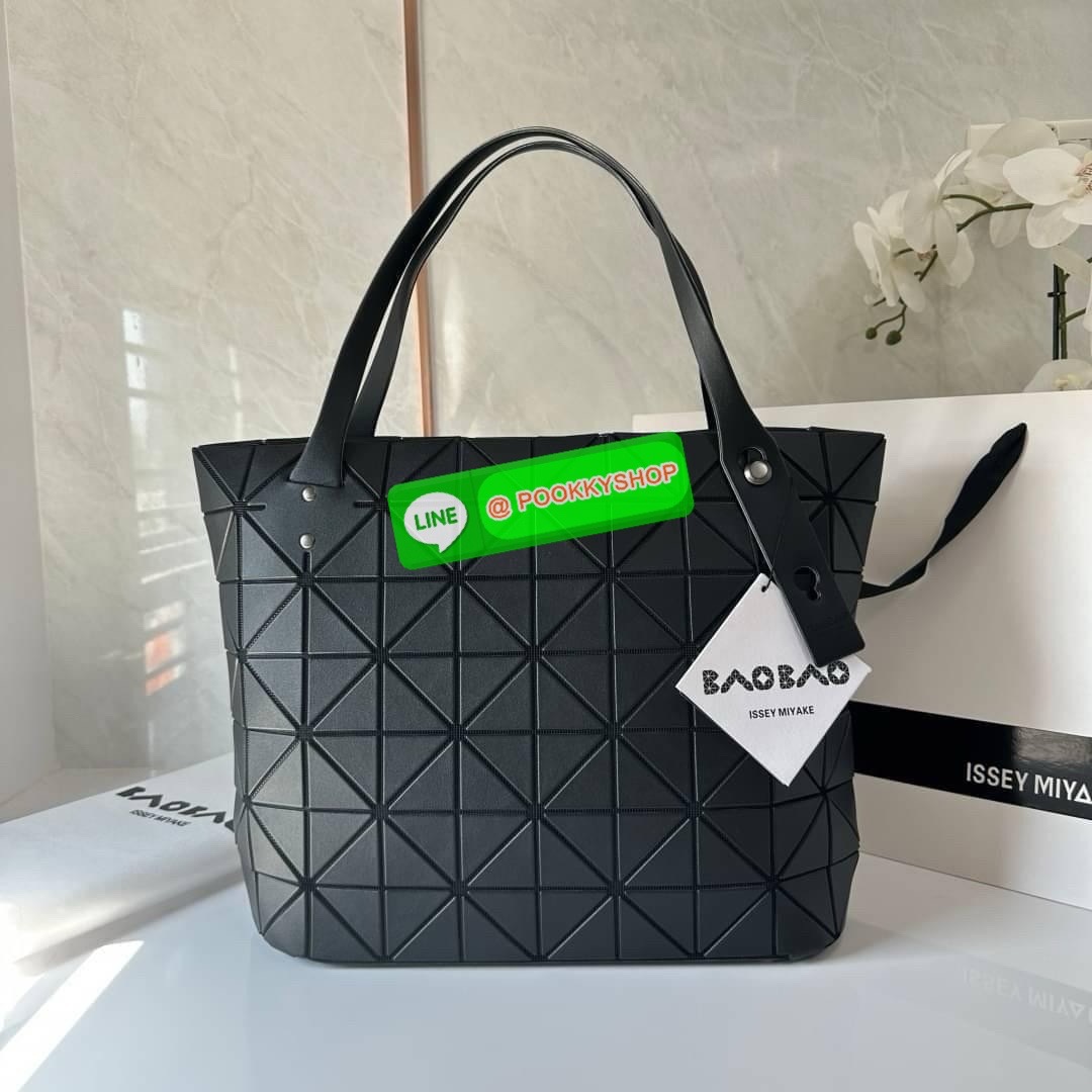 Bao bao Issey Miyake Rock Matte กระเป๋า Bao Bao ซีรีส์นี้จะเป็นทรงสี่เหลี่ยมผืนผ้าและทรงสี่เหลี่ยมจัตุรัส น้ำหนักเบา มีซิปปิดด้านบน ถือเป็นรุ่นที่เหมาะกับการใช้งานในชีวิตประจำวัน สามารถพับมุมและบริเวณด้านล่างของกระเป๋าเพื่อเพิ่มความสะดวกสบายในการใช้งาน ทั