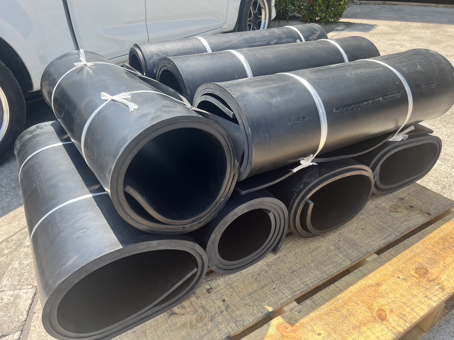 ยาง NR ขนาด 1000 x 5200 x 1 มม.