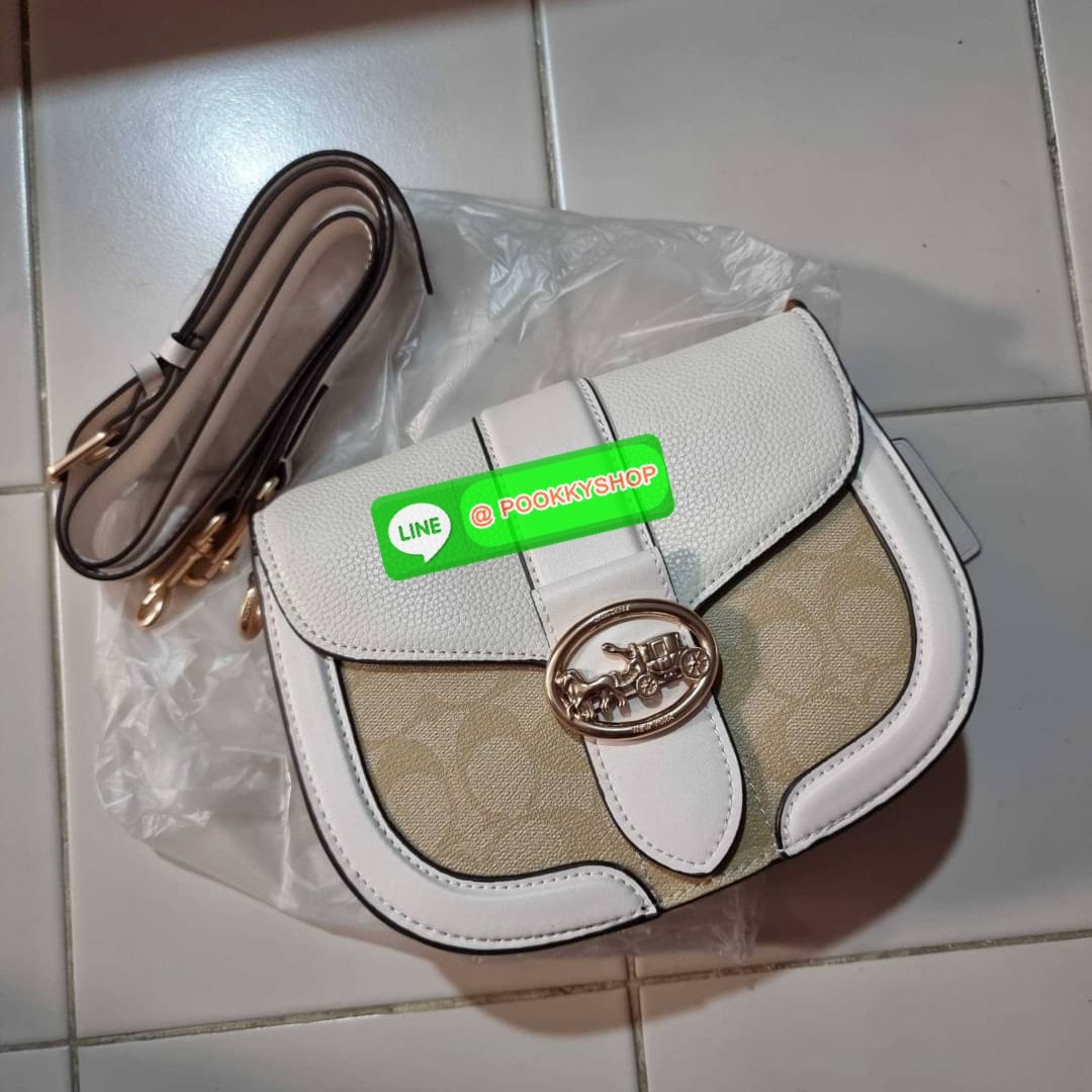 COACH C3593 GEORGIE SADDLE BAG IN COLORBLOCK SIGNATURE CANVAS WITH RIVETS ยกระดับความหรูให้กับตัวเองกันหน่อย ด้วยกระเป๋ารุ่นนี้!! ครอสบอดี้ที่ดีไซน์หรู อัพเลเวล ในราคาที่จับต้องได้ วัสดุหนังแคนวาสเคลือบสลับหนังเรียบ พิเศษไปอีกตกแต่งขอบด้วยหมุด เพิ่มดีเทลก