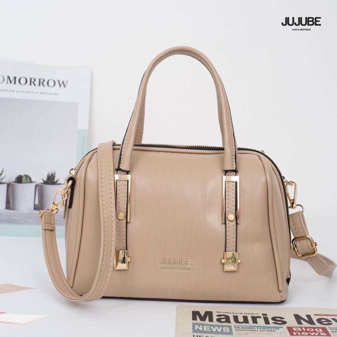 กระเป๋าสะพายข้างผู้หญิง แบรนด์ Jujube ทรงหมอนใบใหญ่ ภายโล่งในกว้าง มี3ช่องใช้งาน จุของได้เยอะคะ