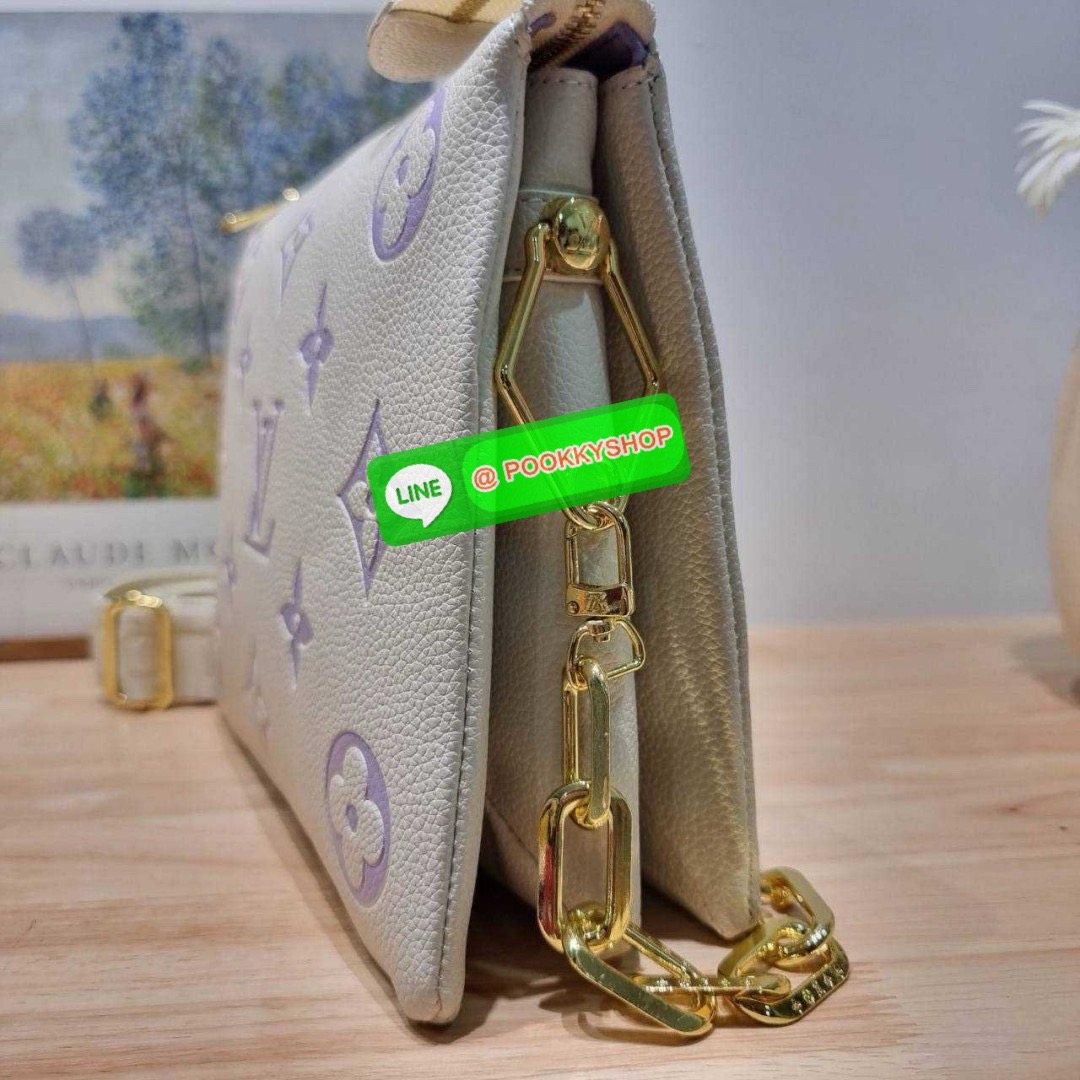 LV coussin pm bag 🔆 Details กระเป๋าสะพายกึ่งคลัชท์ สุดล้ำ ดีไซน์ใหม่ สีลิมิเต็ด ล่าสุดจากเคาน์เตอร์ duty free มาแรงมาก ด้วยความสวยปังตั้งแต่แรกเห็น มาพร้อมสาย 2 เส้น สวยลัคชูแบบสับๆ มีสายโซ่ที่มีดีเทลละเอียดไม่ซ้ำ และสายสปอร์ตครอสบอดี้ ที่จะคล้องไ