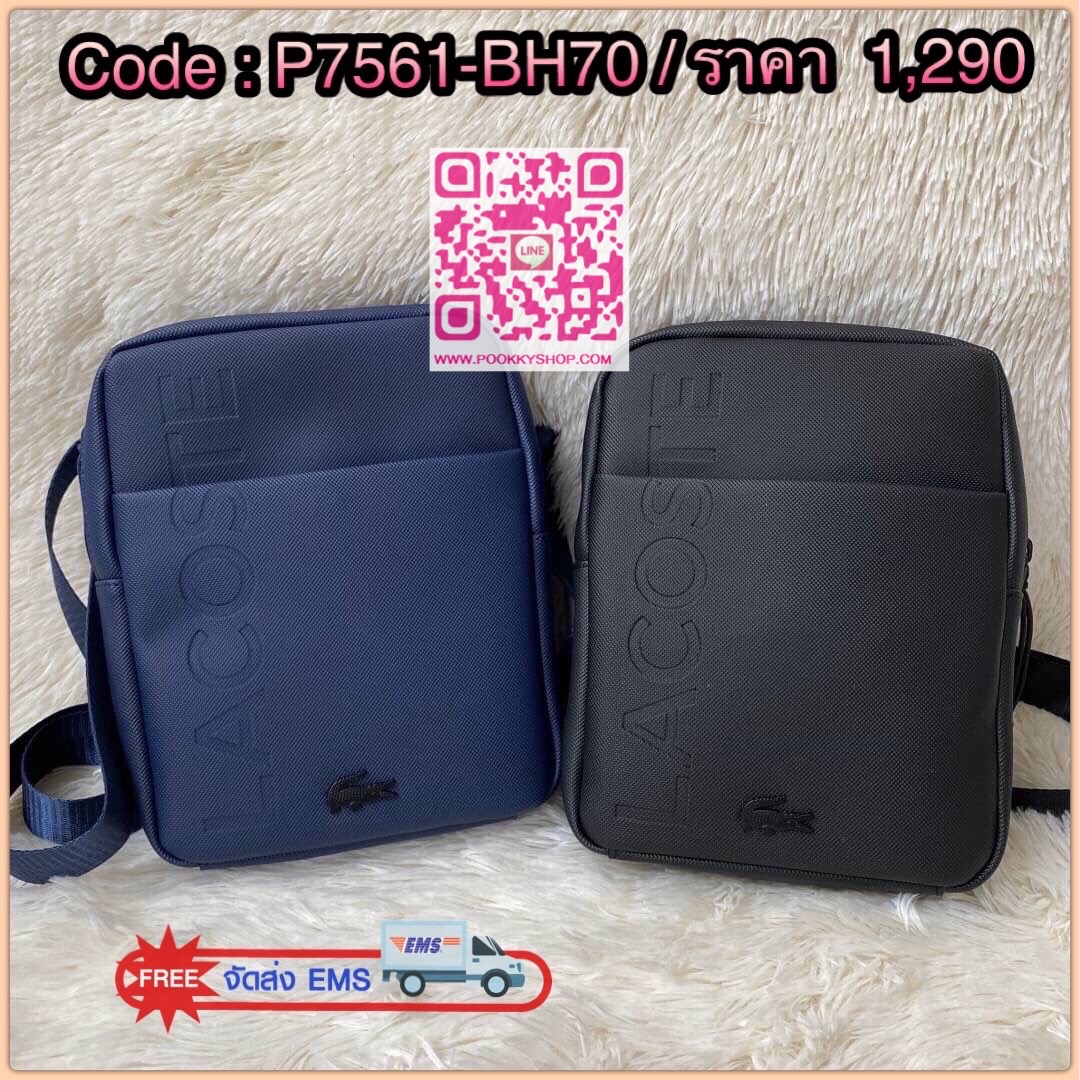 ลาคอส Classic Crossbody Bag กระเป๋าสะพายรุ่นยอดนิยม วัสดุ PVC ด้านหน้ามีโลโก้แบรนด์สวยโดดเด่น มีช่องเล็กใส่ของจุกจิกเปิดปิดด้วยกระดุมแม่เหล็ก ด้านหลังเรียบ มีช่อง1ช่องส่วนช่องด้านในกว้างเปิดปิดกระเป๋าด้วยซิปสะดวกใช้ มีช่องซิปและช่องเสียบด้านข้าง สายสะพา