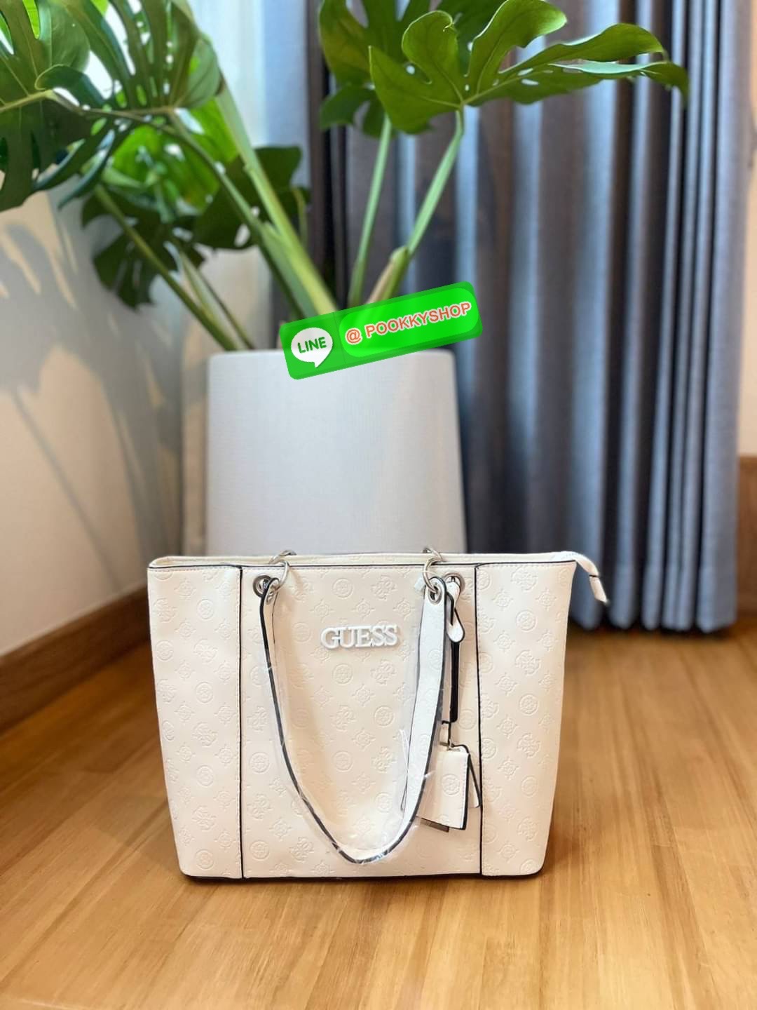 Guess กระเป๋าทรงช้อปปิ้ง หนังดี ปั๊มลายโลโก้แบรนด์รอบใบงานสะพายไหล่ เปิดปิดด้วยซิป มีหมุดรองฐาน ด้านในซับในแบรนด์อย่างดี