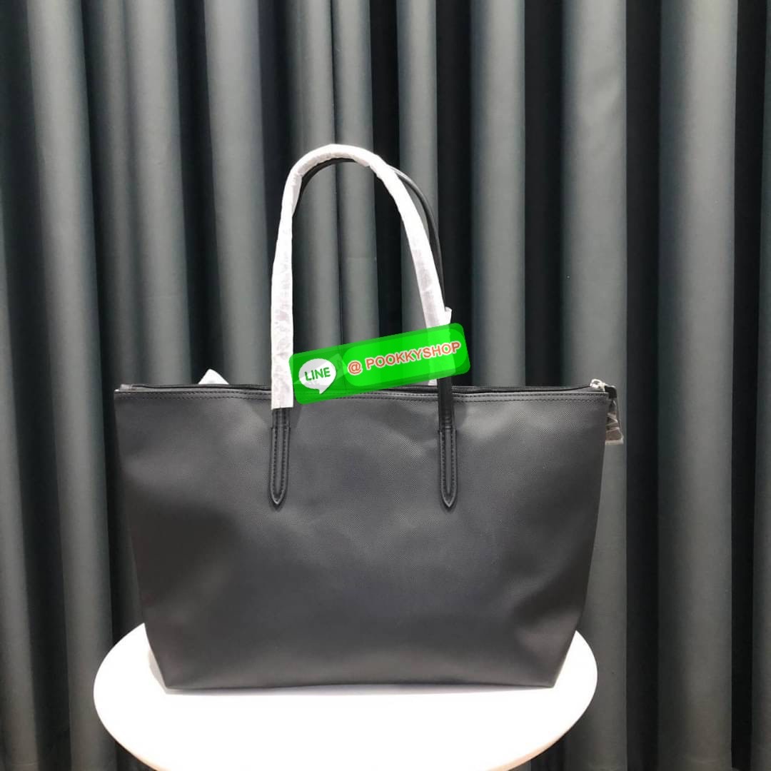 ลาคอส Classic Tote Bag กระเป๋าสะพายทรงช้อปปิ้งหลากสีรุ่นยอดนิยมด้านหน้าประดับโลโก้จระเข้สัญลักษณ์แบรนด์ ภายในกว้างจุได้เยอะ เปิดปิดด้วยซิปสะดวกใช้ มี1 ช่องซิปเล็ก หัวซิปปั้มเเบรนด์ วัสดุกันน้ำ ขนาดกำลังดี ใส่หนังสือ เอกสารA4 ของใช้ได้เยอะ สวยทุกสีค่ะ