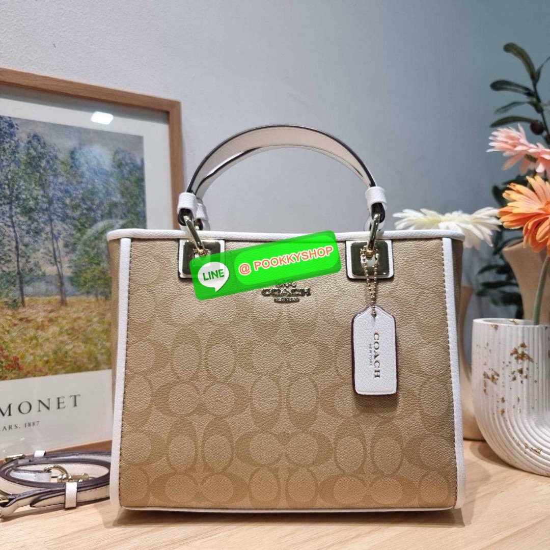 กระเป๋าถือ/สะพายรุ่นยอดนิยม ดีไซน์คงความคลาสสิค แฝงความหรูด้วยอะไหล่สีทอง หูจับในตัวสะดวกใช้งาน ปากกระเป๋ามีซิปปิดกันหล่นแน่นหนา ใต้กระเป๋ายังมีหมุดรองถนอมกระเป๋าอีกด้วย มีสายสะพายข้างให้ ถอดออกได้ ปรับได้ตามต้องการ ภายในโล่งกว้าง มีทั้งช่องซิปและช่องย่อย