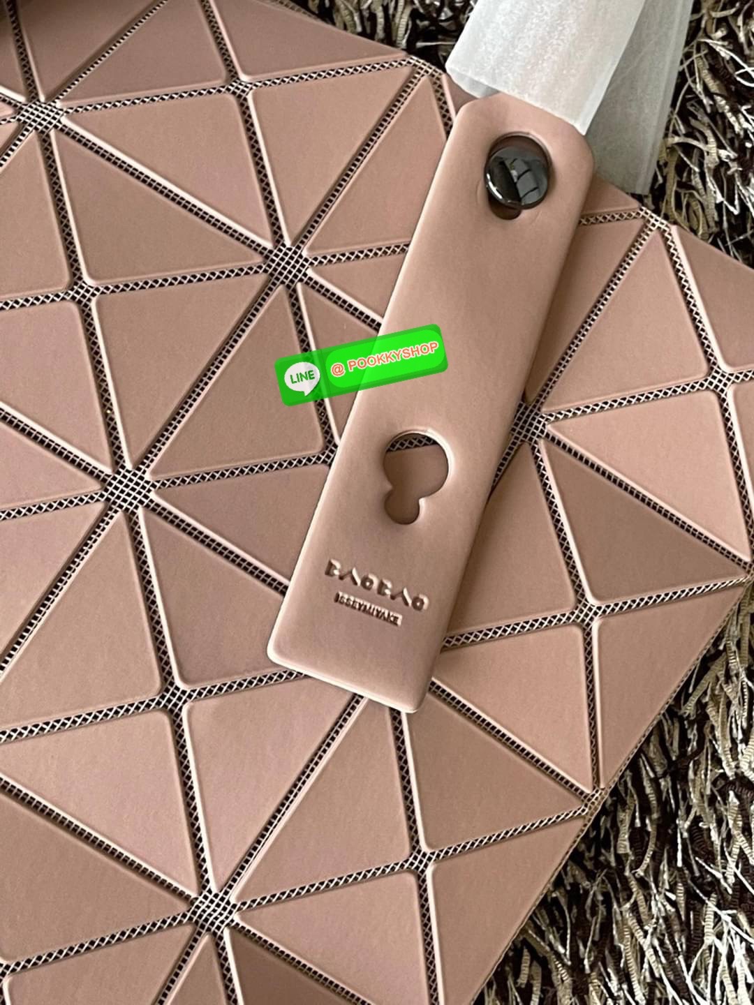 Baobao Issey Miyake 6x6 กระเป๋า Tote รุ่นนี้ถือว่าเป็นกระเป๋า Tote ไซส์กลางที่เหมาะกับการพกพาสิ่งของที่จำเป็นในทุก ๆ วัน มาพร้อมสายที่สามารถปรับได้ทั้งสองสาย และมีช่องใส่ของช่องเล็กด้านใน 1 ช่อง จุของได้เยอะแถมยังทนทาน ใช้เป็น Everyday Bag ได้เลยคะ พกพาสะ