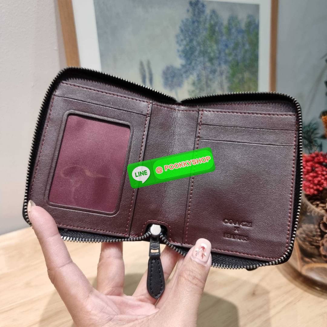 COACH CE708 COACH × PEANUTS SMALL ZIP AROUND WALLET IN SIGNATURE CANVAS WITH SNOOPY PRESENTS PRINT น้องใหม่เกินเบอร์กว่าเดิม กับกระเป๋าสตางค์ใบสั้น คอลใหม่จากเหล่าการ์ตูนสุดรัก ขนาดพกพาสะดวก ฟังก์ชั่นการใช้งานหลากหลาย ไม่ว่าจะช่องใส่บัตร ช่องใส่ธนบัตรที่ส