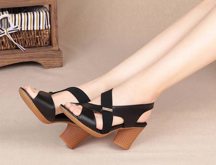 รองเท้าส้นสูงดีไซน์สวยเรียบหรูสวมใส่สบาย วัสดุ pu เนื้อหนานุ่มคุณภาพดี แต่งสายยางยืดด้านหน้าเพิ่มความยืดหยุ่นในการสวมใส่ ส้นสูง 2.5" ตัวพื้นผลิตจากยางพาราเหนียวหนึบยึดเกาะกันลื่นได้ดี ดีไซน์มาให้สำหรับทุกวัย ทรงแน่นใช้งานแข็งแรงคุ้มราคาค่ะ รูปถ่ายจาก