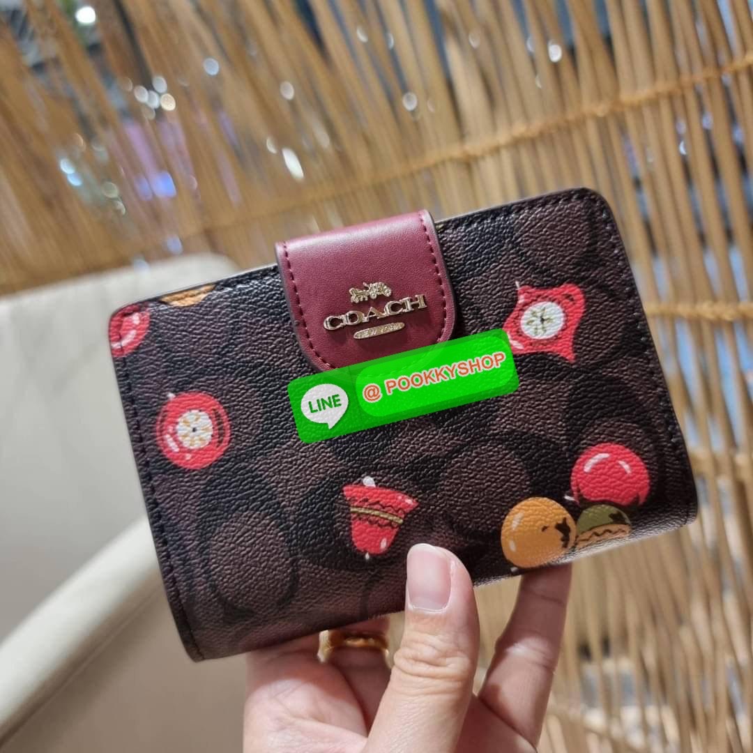 COACH C7413 MEDIUM CORNER ZIP WALLET WITH ORNAMENT PRINT คอลเลคชั่นใหม่ กระเป๋าสตางค์ใบกลาง ดีไซน์ใหม่ สุดหรู คละลายพริ้นท์เต็มใบ น่าใช้ไปอีก วัสดุหนังแคนวาสเคลือบลาย ภายในมีช่องใส่บัตร ใส่ธนบัตรได้ครบ และมีช่องซิปแยก ใบจริงสวยมากๆ แนะนำจ้า ราคาสุดคุ้มครบ