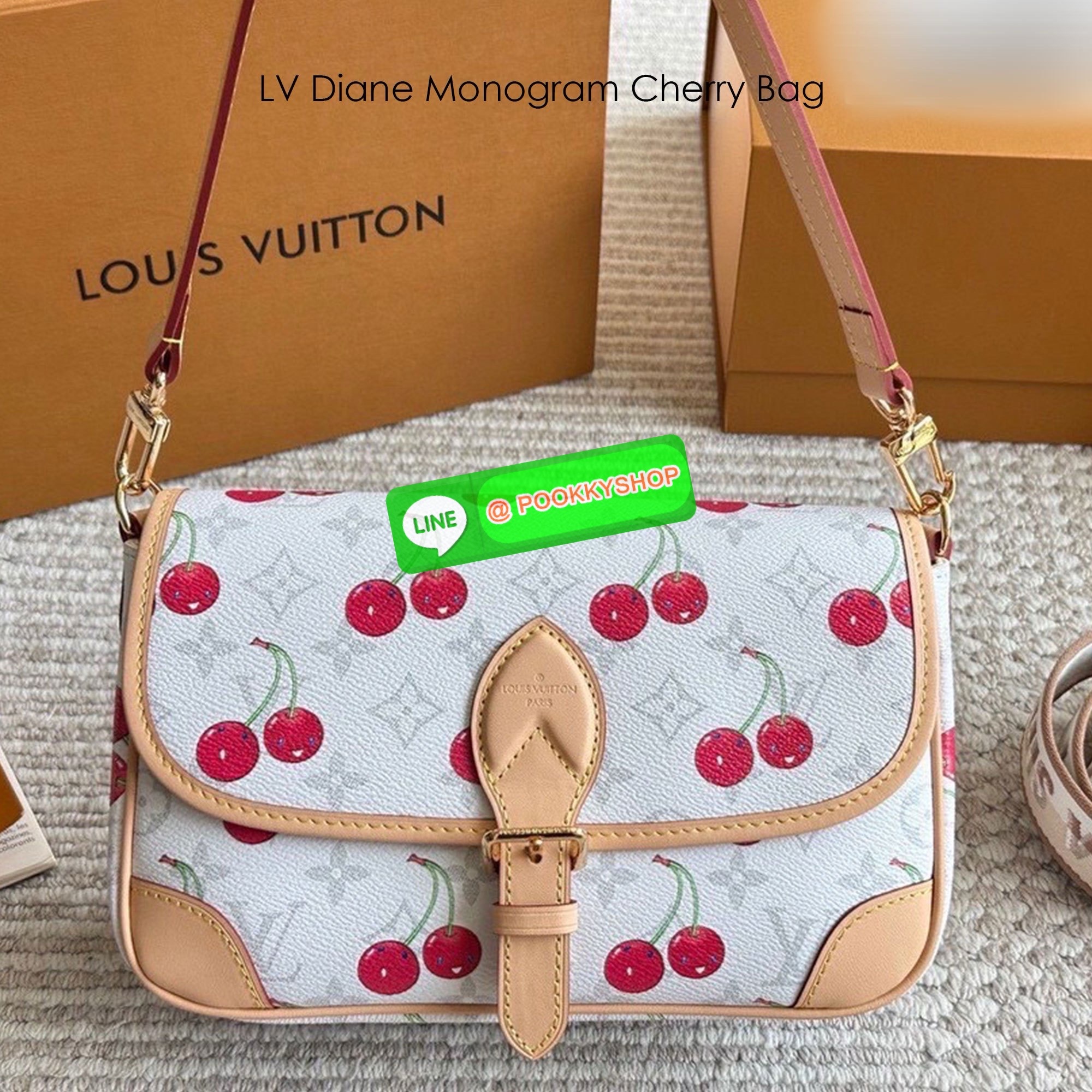 🕊️ พร้อมส่ง | LV Diane Monogram Cherry กระเป๋ามัลติฟังก์ชั่นสุดคุ้ม คอลใหม่แสนสดใสด้วยลายเชอรี่ ที่ดีไซน์ออกมาน่ารักน่าใช้มากๆ มีสายมาให้ถึง 2 แบบ สายหนังคล้องไหล่ได้ และสายสปอร์ตครอสบอดี้ได้ ปรับเปลี่ยนใช้ตามลุคแต่ละวันได้เลย เปิด-ปิดด้วยกระดุมแม