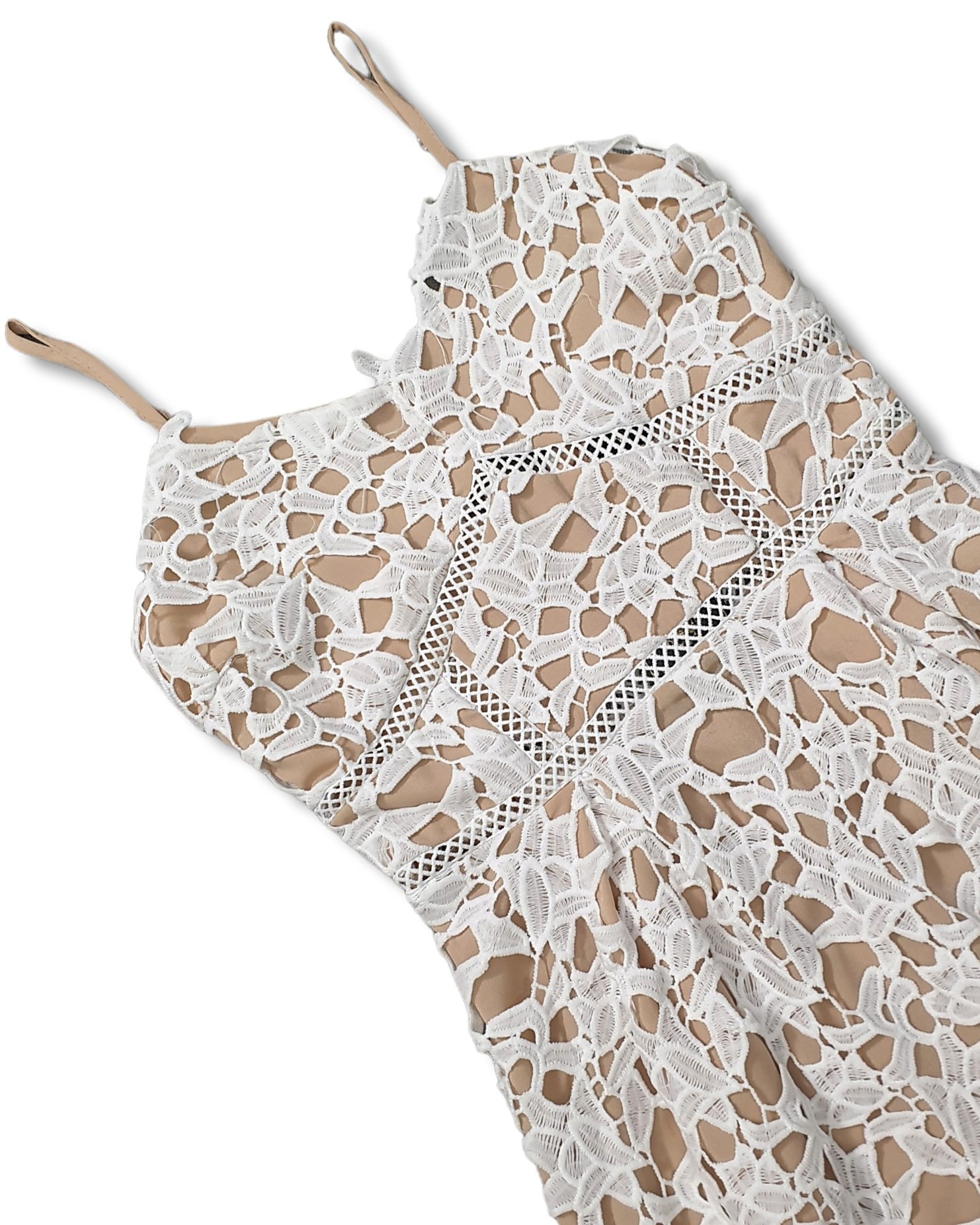 เดรสแฟชั่น เดรสเสื้อสายเดี่ยวกระโปรงบานจับจีบ ทำจากผ้าลูกไม้โครเชต์ ทอลายสวยคมชัด