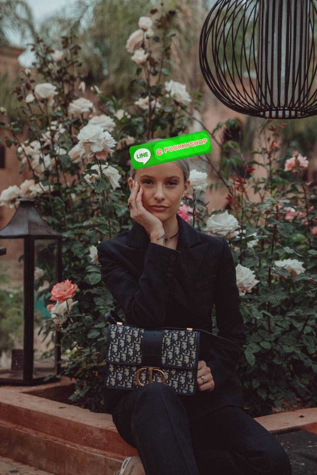 CD 30 MONTAIGNE BAG 🔆 Details กระเป๋าสะพายข้างสุดฮอต จากเคาน์เตอร์ dutyfree ที่สาวๆต้องไม่พลาด ทรงสวยมีกิมมิคในตัว ดูแพง ดีไซน์ย้อนยุคเป็นเอกลักษณ์ เปิด-ปิดด้วยอะไหล่กดล็อคแน่นหนา ใช้งานง่าย ด้านหลังมีช่องใส่ของจุกจิกได้ ภายในเป็นช่องโล่ง ใส่ของสำ