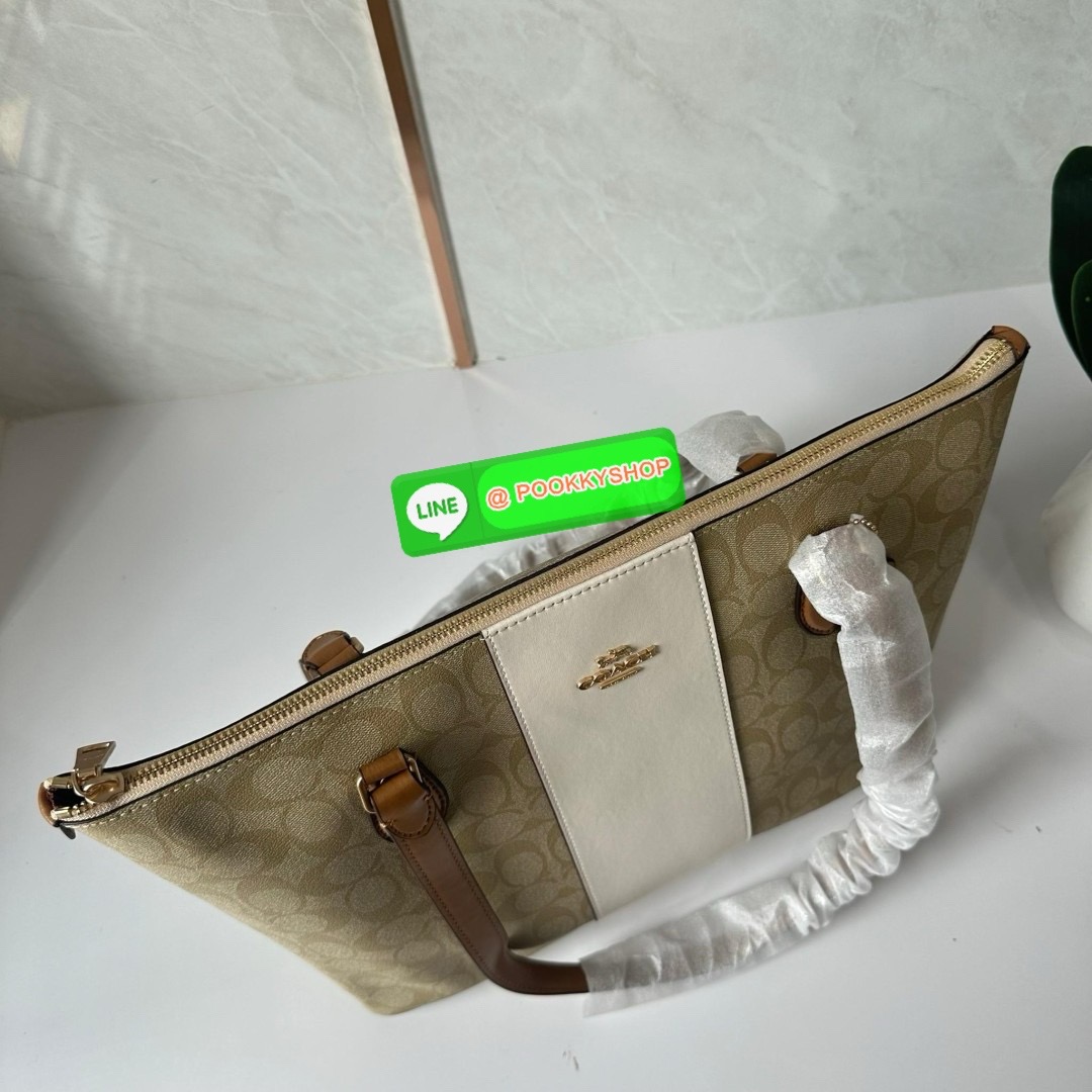 Coach Gallery Tote In Signature Canvas With Stripe (CR121) 🔖กระเป๋าทรงโท้ทใบใหญ่ ทรงช้อปปิ้ง โดดเด่นด้วยหนังตัดแทบด้านหน้า 🔖วัสดุ : หนังแคนวาสตัดหนังแท้ 🔖เปิด-ปิดด้วยซิปด้านบน ภายในโล่ง มีช่องซิป1ช่อง สามารถ ใส่แฟ้มเอกสารได้
