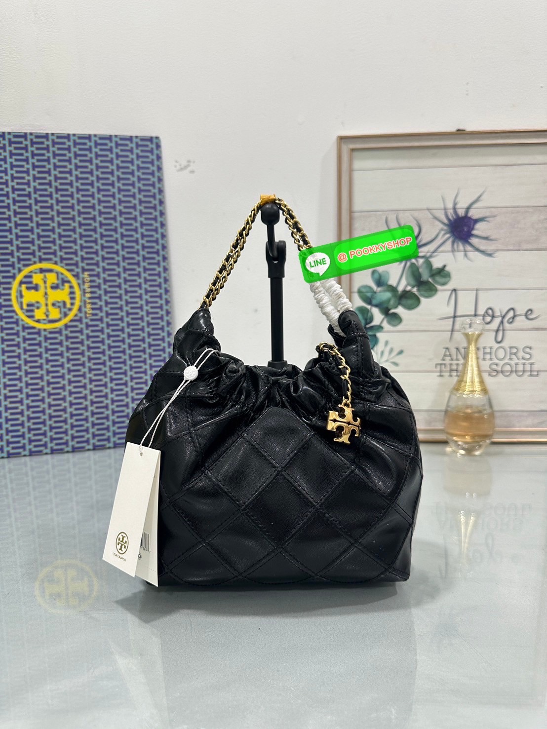 Tory Burch Fleming Drawstring Bag ผลิตจากหนังนิ่ม ตกแต่งด้วยลายไดมอนด์และสายโซ่