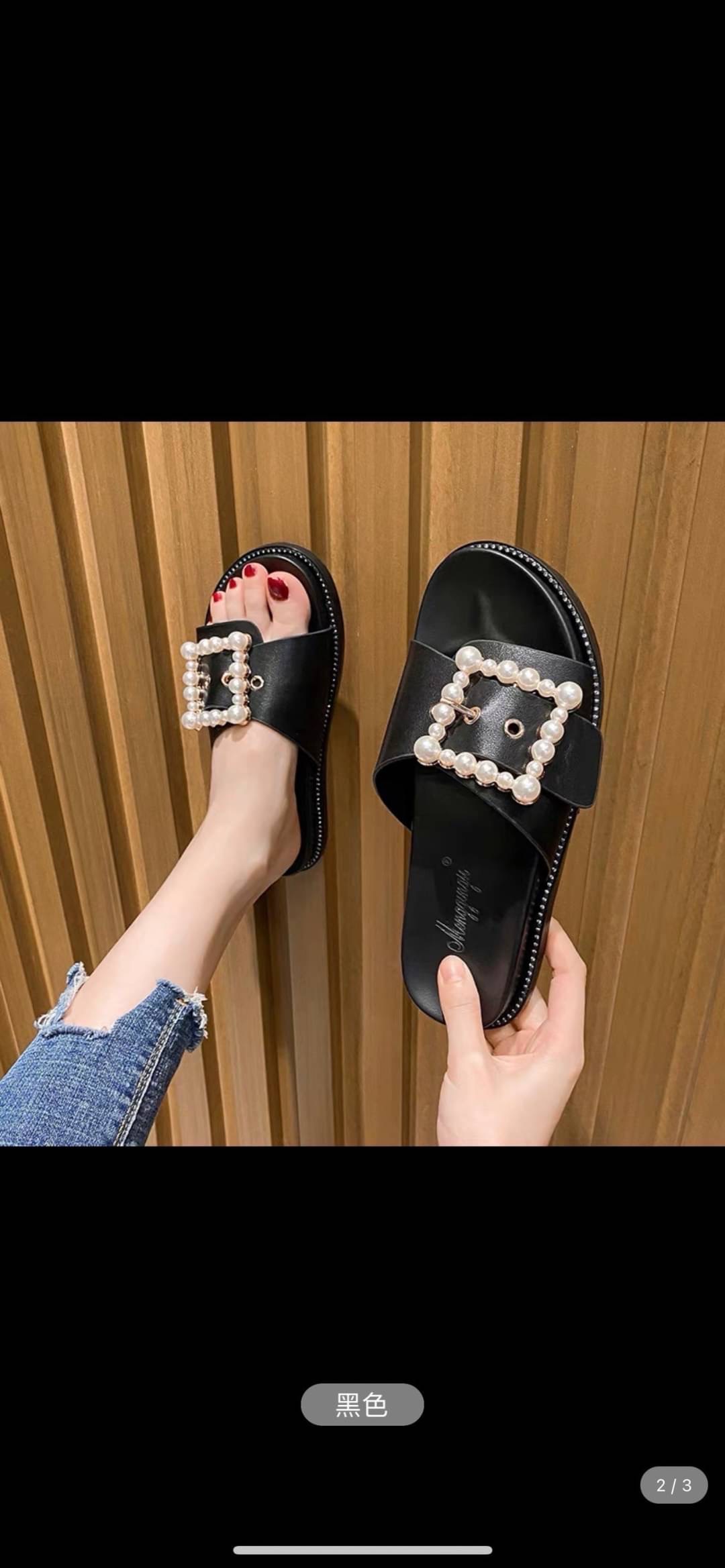 รองเท้าแตะรุ่นนี้บอกเลยว่าสวยมาก ด้านหน้ามีมุกประดับเป็นทรงสีเหลี่ยม ด้านข้างของรองเท้ายังมีเพรชเล็กๆติดรอบรองเท้าคือเริ่ดมาก เป็นรองเท้าแตะที่ไม่เหมือนใครมีดีเทล คู่นี้พลาดไม่ได้เลยนะคะ