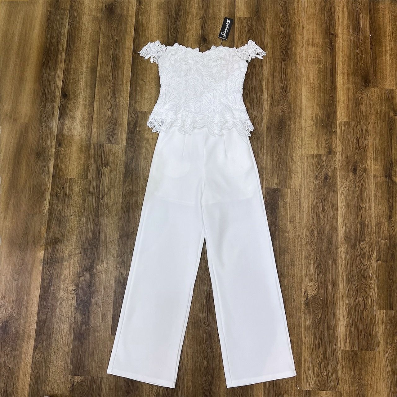 ชุดเซทแฟชั่น เซ็ตเสื้อลูกไม้ปาดไหล่ซิปหลัง มาพร้อมกางเกงขายาวสีขาวทรงสวย