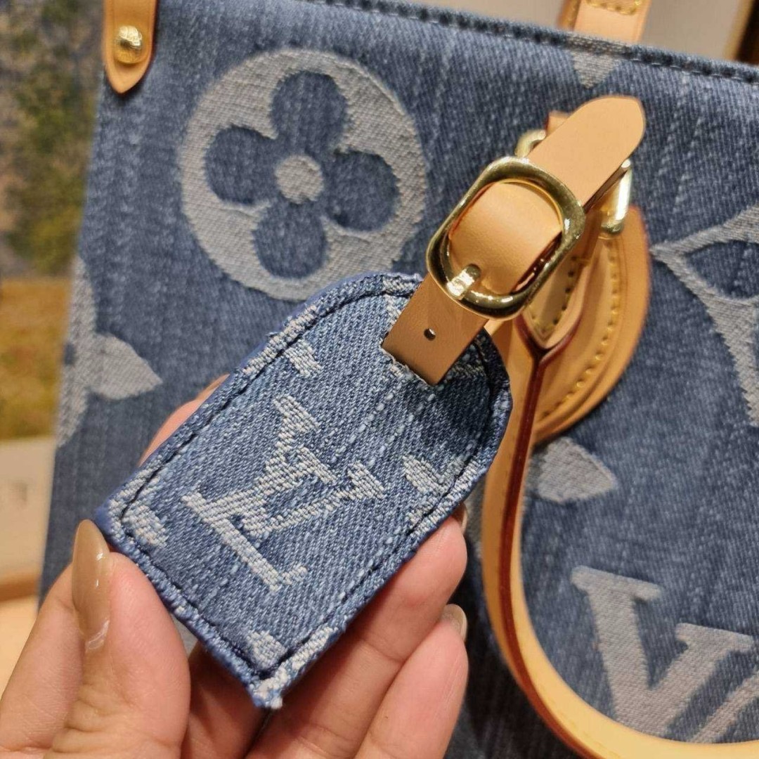 LV on the go mm monogram denim tote bag 🔆 Details ดีไซน์ใหม่รับซัทเมอร์! ห้ามพลาด! กับกระเป๋าทรงโท้ทสไตล์เดนิม ที่ใครเห็นต้องเป็นคลั่งรัก ผู้ดี หรูหราได้ทุกลุค ทุกสไตล์ มาพร้อมหูจับในตัวที่มีดีเทลหมุดตลอดเส้น หรือจะเกี่ยวสายครอสสะพายก็อัพลุคได้เลย