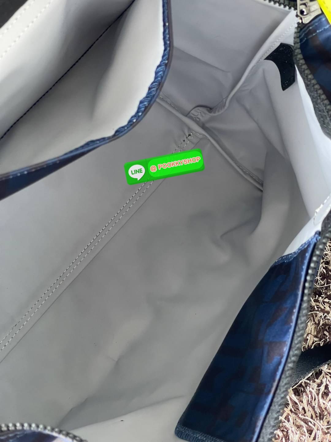 💕Longchamp LE PLIAGE LGP TOP HANDLE BAG M พบกับคอลเลคชั่นใหม่ล่าสุด มีดีไซน์ที่เรียบหรูและคลาสสิก แฝงด้วยลูกเล่นแบบเฟมินีน แถมยังมีน้ำหนักเบาอย่างไม่น่าเชื่อ มาพร้อมกับหูจับกระเป๋าคู่และฝาปิดแบบกระดุม กระเป๋าถือใบนี้สามารถใช้ถือแบบทั่วไป มีสายสะพา