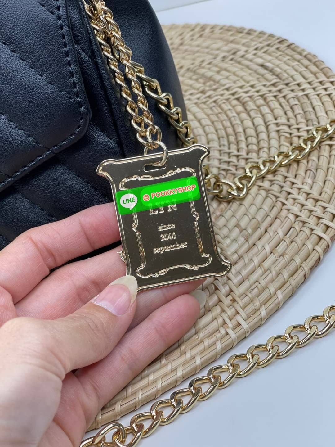 Lyn กระเป๋าทรงน่ารักปุ๊กปิ๊ก สายสะพายโซ่ทอง เปิดปิดด้วยกระดุมแม่เหล็ก ฐานกว้างใส่ของได้เยอะ