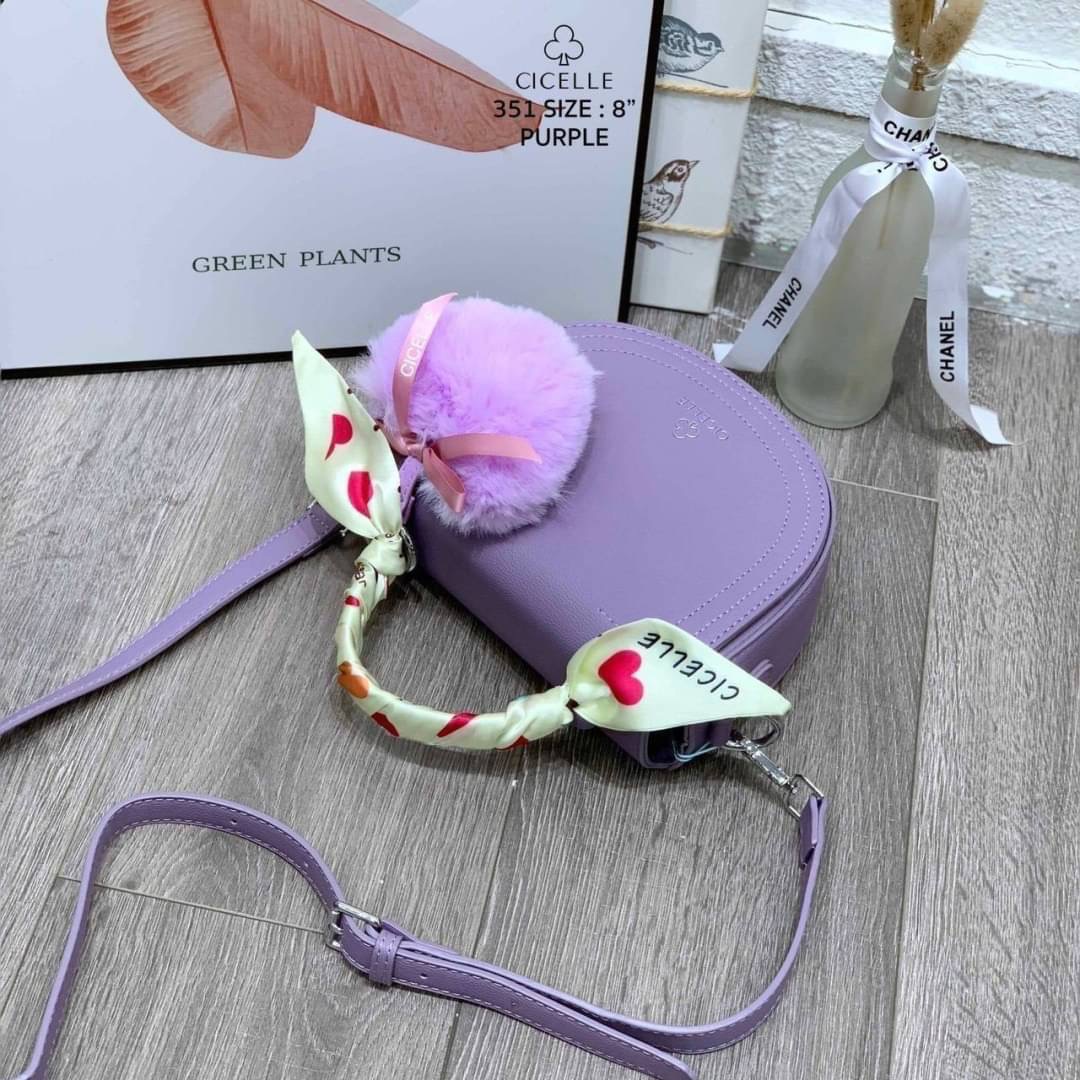 รุ่นแม่หนิง พร้อมส่ง กระเป๋าแบรนด์ CICELLE (ซี-เซล) สไตล์ Modern Luxury รุ่นแม่หนิง 🎀หนัง PU PREMIUM 🎀หนังเรียบเนียนสวยมากค่ะ 🎀มีสายสะพายยาวปรับระดับได้