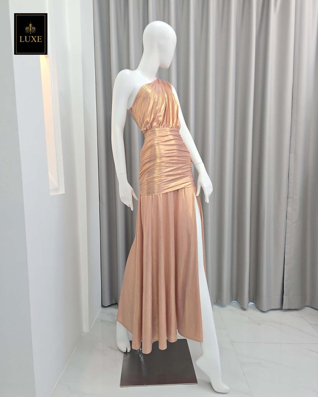 เดรสแฟชั่น แม็กซี่เดรสเสื้อไหล่เดียวอัดพลีท กระโปรงเข้ารูปตรงสะโพก