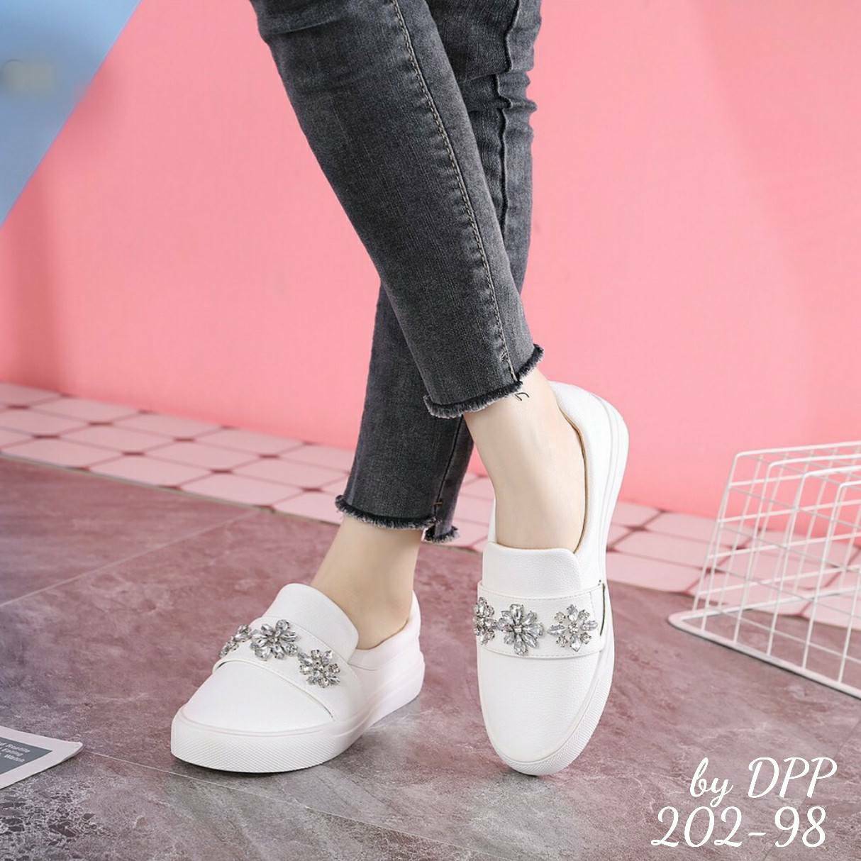 202-98 พร้อมส่ง รองเท้าผ้าใบ ส้นหนา1นิ้ว ทรงสวม ใส่ง่ายมาก ตัวรองเท้าทำจากหนังpuคุณภาพดี หนังนิ่ม หน้าตกแต่งเพชรลายดอกไม้ สวยมาก เป็นรองเท้าที่ใส่ได้เรื่อยๆ เดินสบาย ไม่เมื่อยจ้า