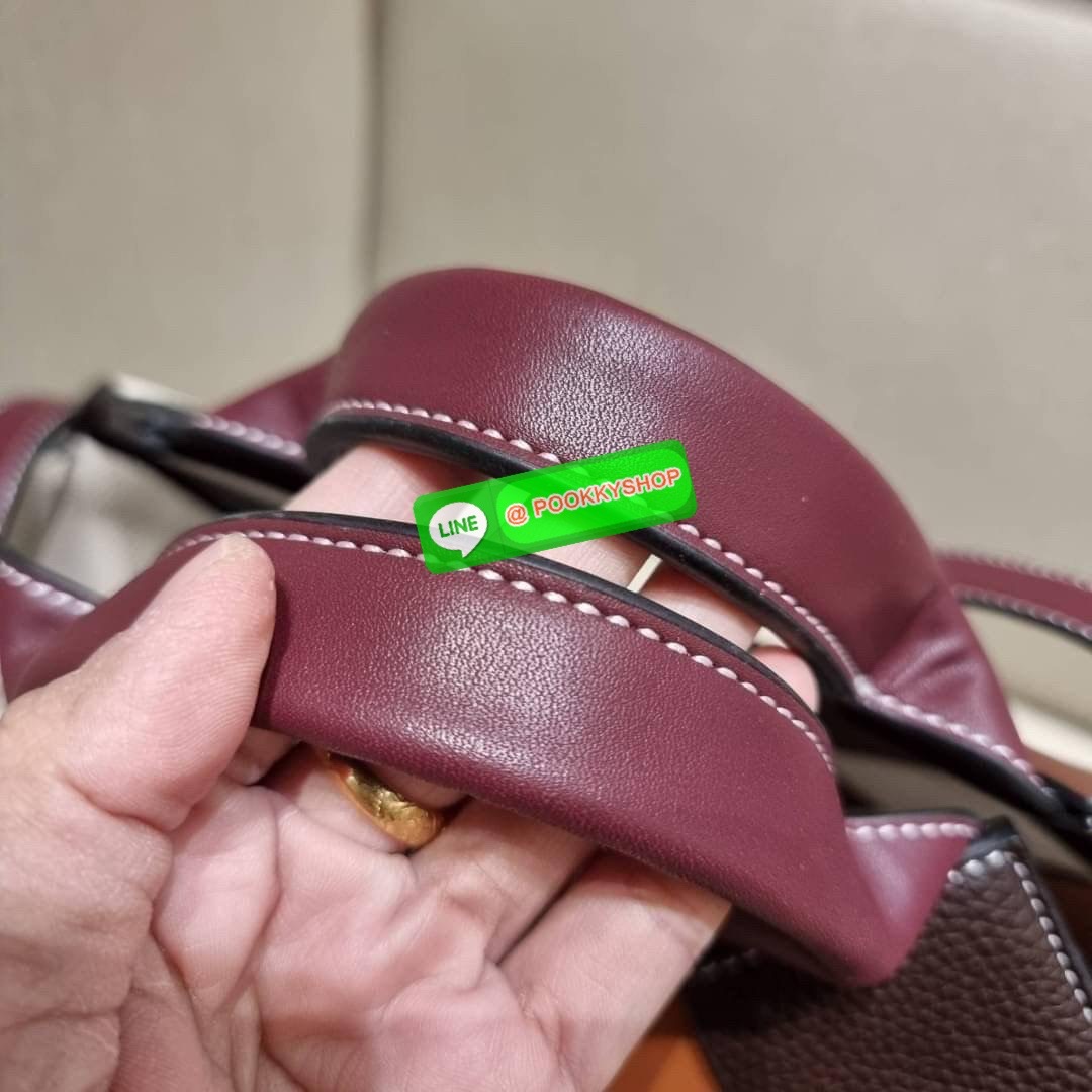 LOEWE SURPLUS LEATHER WOVEN BASKET BAG IN CLASSIC CALFSKIN ใหม่ล่าสุดและสวยที่สุด กระเป๋าสะพานที่ถักทอด้วยความปราณีต โดดเด่นด้วยสีที่จับมาคอนทราสได้ลงตัว ใบใหญ่จุได้แบบเน้นๆ วัสดุหนังวัวแท้เต็มใบ หรูเลิศ ปากกระเป๋ามีสายหนังสำหรับผูกรวบปากกระเป๋า ภายในโล่ง