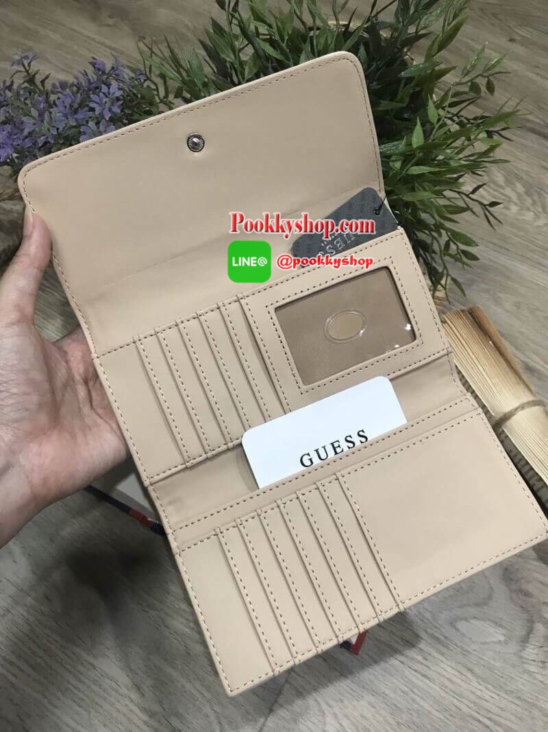 RESTOCK รุ่นยอดนิยม! GUESS FACTORY WOMEN'S WALLET 2018 กระเป๋าสตางค์ใบยาวดีไซน์ยอดนิยมหนังปั้มโลโก้รอบใบด้านหน้าประดับโลโก้แบรนด์สวยหรู เปิดปิดด้วยฝาปิด ภายในมีช่องใส่รูป ช่องใส่ธนบัตร แบงก์พัน และช่องใส่บัตรหลายช่อง แยกเป็นสัดส่วน ภาพถ่ายจากสินค้าจร