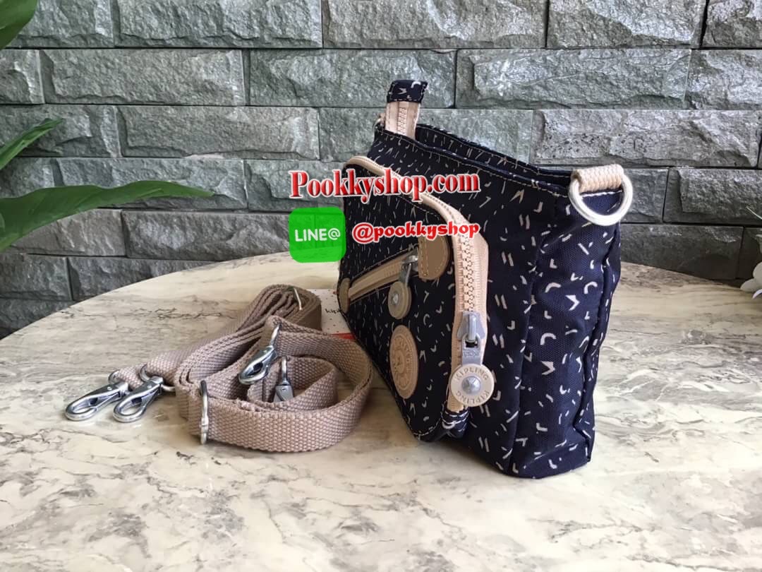 Kipling milos crossbody bag (K13696) กระเป๋าสะพายข้าง crossbody ขนาดกำลังดี มี 2 สาย สายสะพายสั้น ถือเป็นทรงพอรช์(pochette)ถอดเปลี่ยนสลับกับสายยาวได้ มีช่องซิปใช้งาน3ช่อง 2ช่องใหญ่ภายในมีเล็กแยกเป็นสัดส่วน ใส่มินิไอแพค กระเป๋าสตางค์ยาวได้ ด้านหน้ามีช่องซิ
