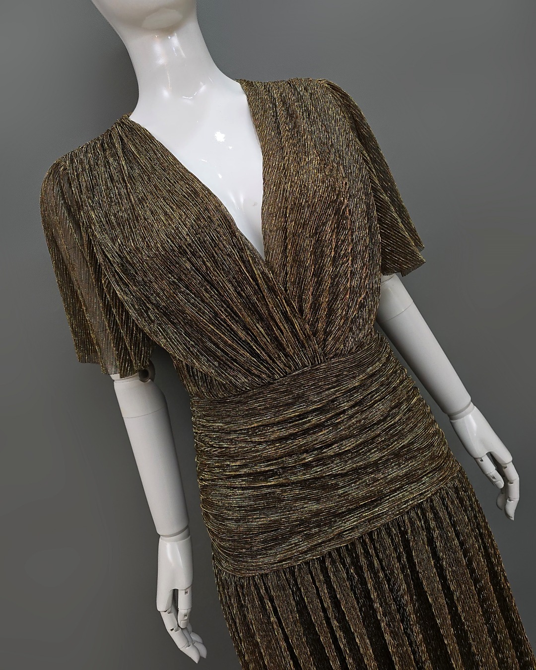 เดรสแฟชั่น แม็กซี่เดรสเสื้อคอวีป้าย แขนระบาย กระโปรงจับเดรปเข้ารูปตรงสะโพก ต่อชายกระโปรงบาน