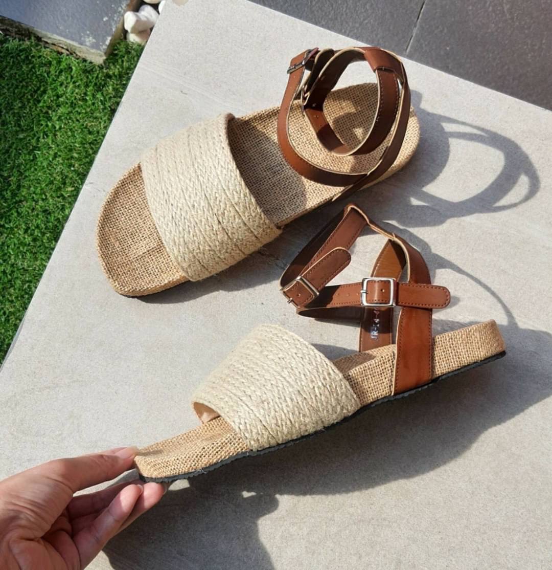 แบบใหม่ มาแล้วคะ พร้อมส่งคร่าา !! รองเท้าแตะลำลอง style korea มากกก ทรงสวม รัดข้อเท้า พื้นกระสอบเก๋ๆ เว้ารับเท้า เก๋มากๆ สวยมากๆ ใส่สบายมากๆ ใส่สบายๆๆชิวๆ