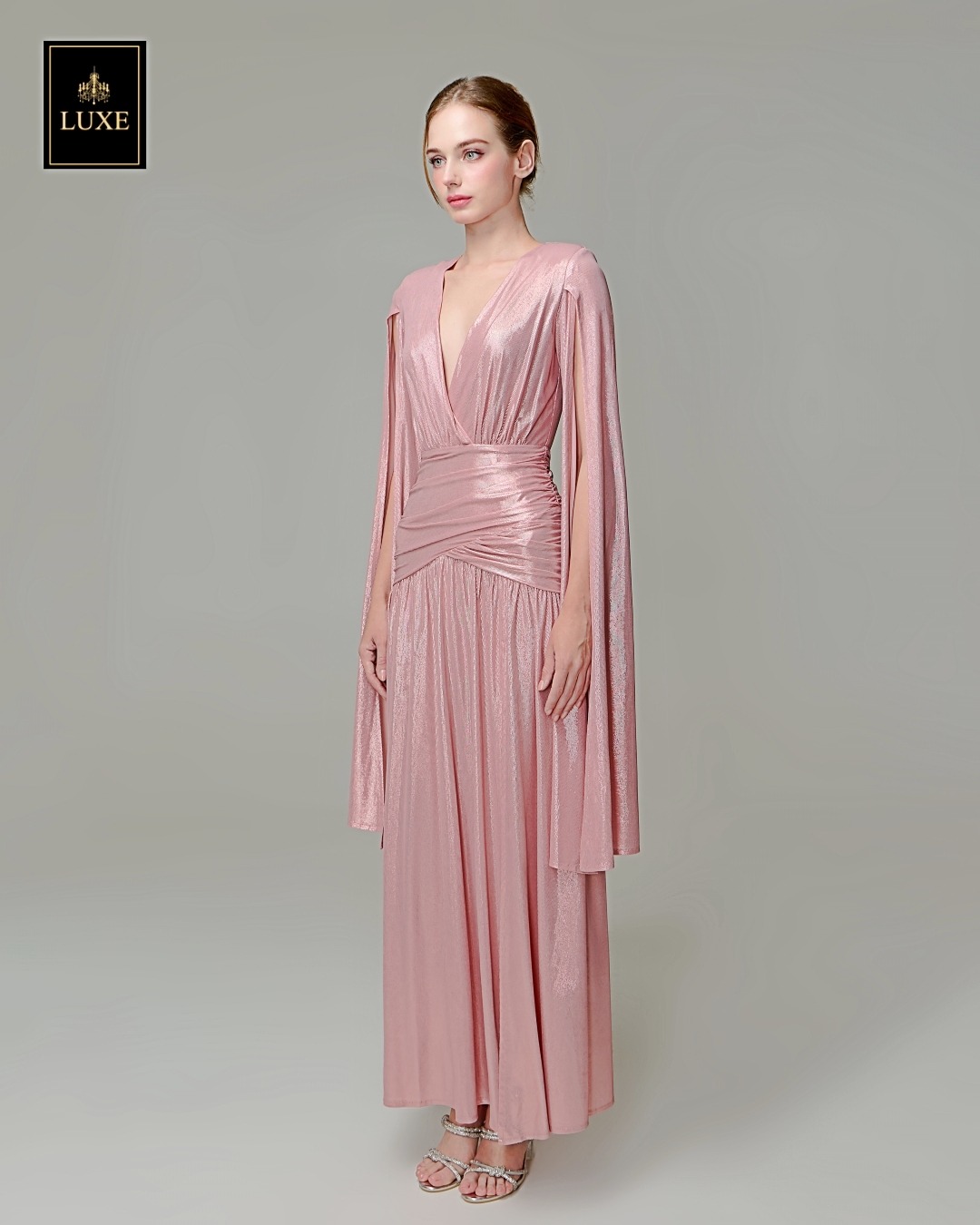 เดรสแฟชั่น แม็กซี่เดรสเสื้อคอวีป้าย แขนยาวเป็นผ้าคลุมในตัว กระโปรงเข้ารูปตรงสะโพก ผ่าหน้าขา ชายกระโปรงบาน