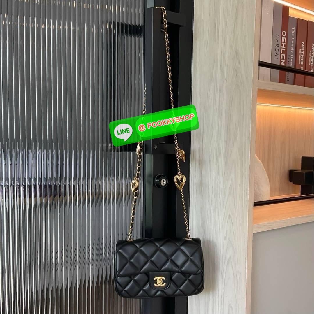 พร้อมส่งรุ่นขายดี !! กระเป๋างานกิฟท์ CHANEL VIP GIFT CROSSBODY BAG กระเป๋าทรงสะพายข้าง หนังพียูพรีเมี่ยม อะไหล่ทองวินเทจทั้งใบ ประดับโลโก้แบรนด์และตกแต่งด้วยกิมมิคใบไม้ เปิดปิดด้วยตัวหมุน ด้านในใส่กระเป๋าสตางค์ได้ถึงใบกลาง มือถือได้ทุกรุ่น พร้อมช่องซิปให้