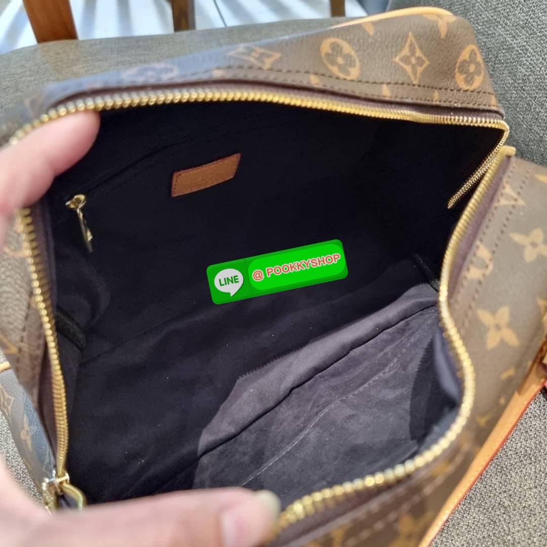 LV MANHATTAN HANDBAG กระเป๋าถือทรงผู้ดี คลาสสิค สวยหรู ไซส์กำลังสวย ราคาแสนดีจากวีไอพีพรีเมี่ยมกิ๊ฟ ดีไซน์ตกแต่งกระเป๋าเล็กด้านหน้า ใส่ของจุกจิกได้ วัสดุหนังแคนวาส ภายในโล่งกว้างมาก มีช่องซิปและช่องย่อย มาพร้อมสายสะพายครอสบอดี้ ถอดออกได้ คล้องแขนเก๋ๆ สะพา