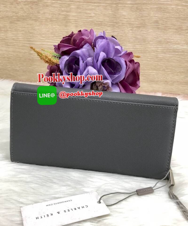 New arrival CHARLES & KEITH TASSEL DETAIL LONG WALLET BAG พร้อมส่งอีกครั้ง พร้อมเฉดสีใหม่ปี 2018ค่ะ!!! หระเป๋าสตางค์ใบยาวแบบฝาพับแม่เหล้ก ลายหนังคาร์เวีย สวย เรียบหรู ดูดี มากๆค่ะ ภายในกระเป๋าแบ่งเป็นช่องซิปยาวตอนหน้า ที่ตัวซิปเป็นอะไหล่พู่ห้อยลงมา เก๋มาก
