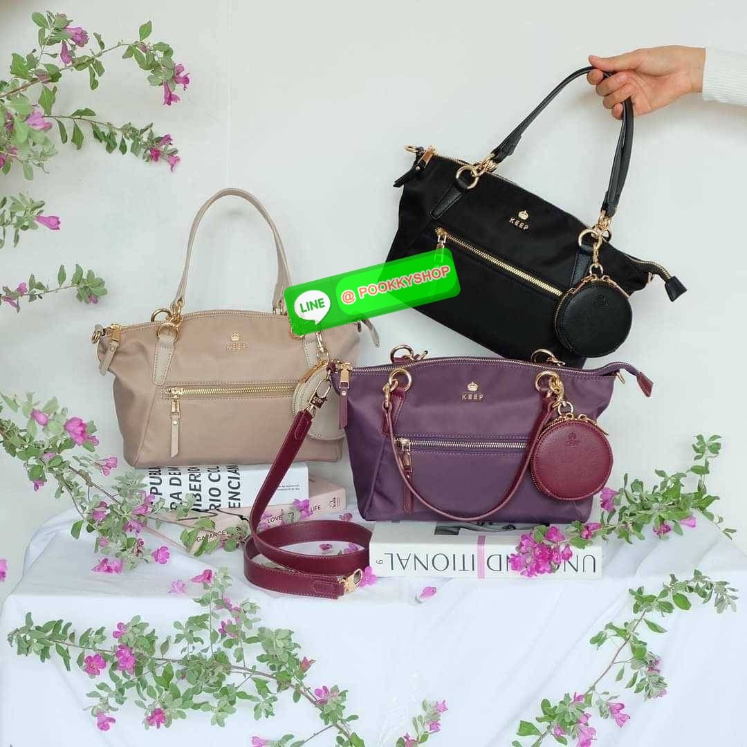 รุ่น KANNY with zipper รุ่นนี้พัฒนาต่อยอดมาจากรุ่น KANNY คอลเลคชั่นเดิมที่เป็นหนึ่งรุ่นที่ขายดีของทางแบรนด์เพราะเป็นกระเป๋าที่ฟังชั่นตอบโจทย์การใช้งานมากที่สุด 📍ตัวกระเป๋าน้ำหนักเบามาก 📍ทำจากไนล่อนนาโนกันน้ำ 📍ทำช่องแบ่งเก็บด้านใน ใ