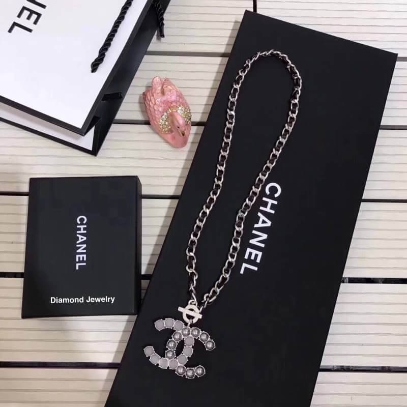 Hi-End Quality !!!! Chanel Necklace สร้อยคอชาแนล งานซุปเปอร์ไฮเอนคะ อะไหล่ งานเกรดแพงที่สุดในตลาด น้ำหนักใกล้เคียงของจริงที่สุด งานอย่างดี อะไหล่เงาวับ วิ้งมาก หอมกลิ่นหนังแท้ทุกตัว สั่งผลิตจากต้นแบบแท้ ดาราเซเลปใส่กันแทบทุกคน ใส่ได้ตลอดไม่ตกเทรน เข้ากับท