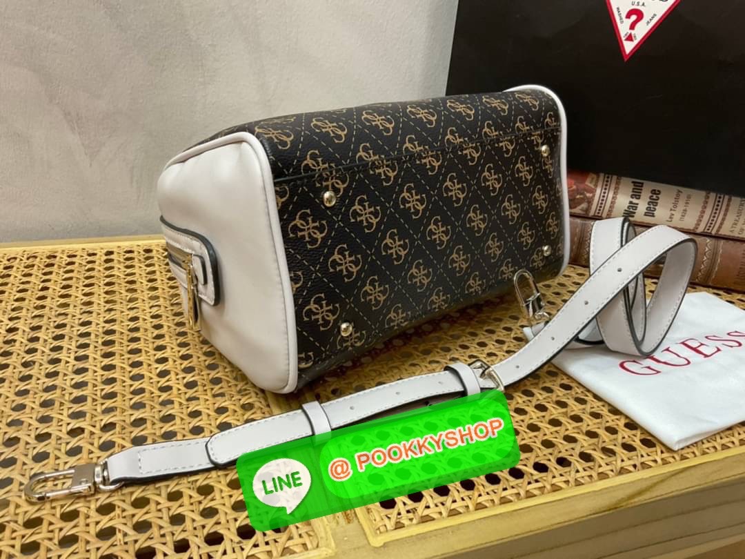 Guess Handbag with Small Shoulder Strap Tyren SG796605 New collection!! Guess ทรงหมอน ขนาดเล็ก ลายซิกเนเจอร์แบรนด์ ทรงหมอนยอดฮิต มีให้เลือก 5 สี สีสวยคลาสสิก เข้ากับง่ายกับทุกชุด ปิด/เปิด ด้วยซิป ภายในโล่งกว้าง แยกเป็นสัดส่วนใช้งาน ซับในตราแบรนด์