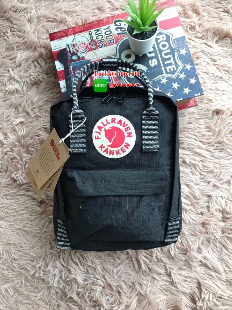 Kanken backpack รุ่น mini แบรนด์ดังจากสวีเดนที่นิยมกันมากในหมู่วัยรุ่น กระเป๋าเป้ที่มีน้ำหนักเบา แต่มีความทนทาน และช่องว่างต่างๆมากขึ้น มีซิปหน้าสำหรับใส่ของกระจุกกระจิก และหูหิ้วทั้งด้านหน้าและด้านหลัง สำหรับการหิ้วถือได้สะดวก ใส่มินิไอแพค กระเป๋าสตางค์ย