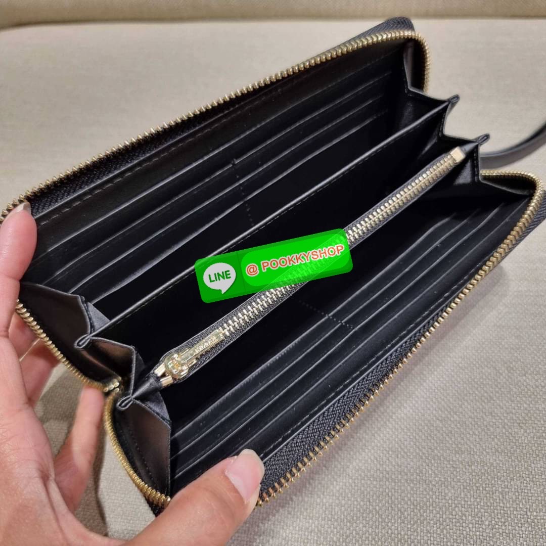 COACH C7360 LONG ZIP AROUND WALLET IN SIGNATURE LEATHER พร้อมเสิร์ฟความเลิศหรู ไม่ต้องรอพรีฯ ใหม่ล่าสุด กระเป๋าสตางค์ใบยาวกึ่งคล้องมือ สีคลาสสิค ขายดี ถือใช้คือขับผิวสุด!! วัสดุหนังแท้ปั๊มลายนูนสวยคม มาพร้อมสายคล้องมือ ถอดออกได้ ภายในใส่บัตรได้เยอะ มีช่อง