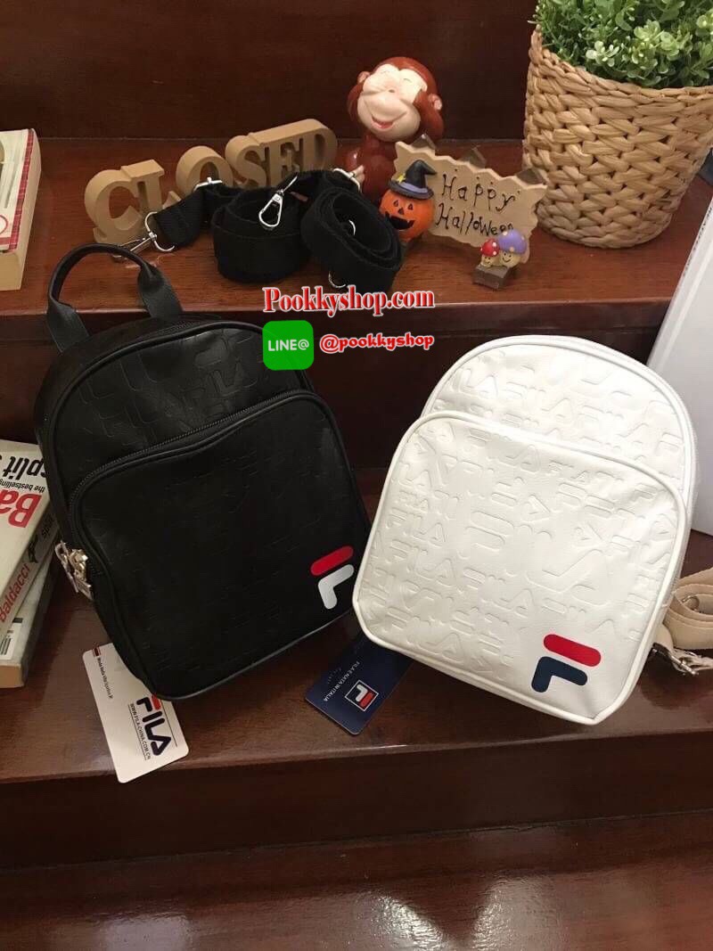 FILA 2WAY MINI BACKPACK กระเป๋าเป้หรือสะพายข้างสไตล์ Sport รุ่น Limited Edition ขนาดมินิ กำลังดี หนังนิ่มตั้งอยู่ทรง กันน้ำและน้ำหนักเบา ด้านหน้าสกรีนโลโก้แบรนด์ ด้านหน้าช่องซิปใส่ของจุกจิก ช่องหลักเปิดปิดด้วยซิปสะดวกใช้ หัวซิปแบรนด์ ภายในมีช่องใส่ของ หูจ