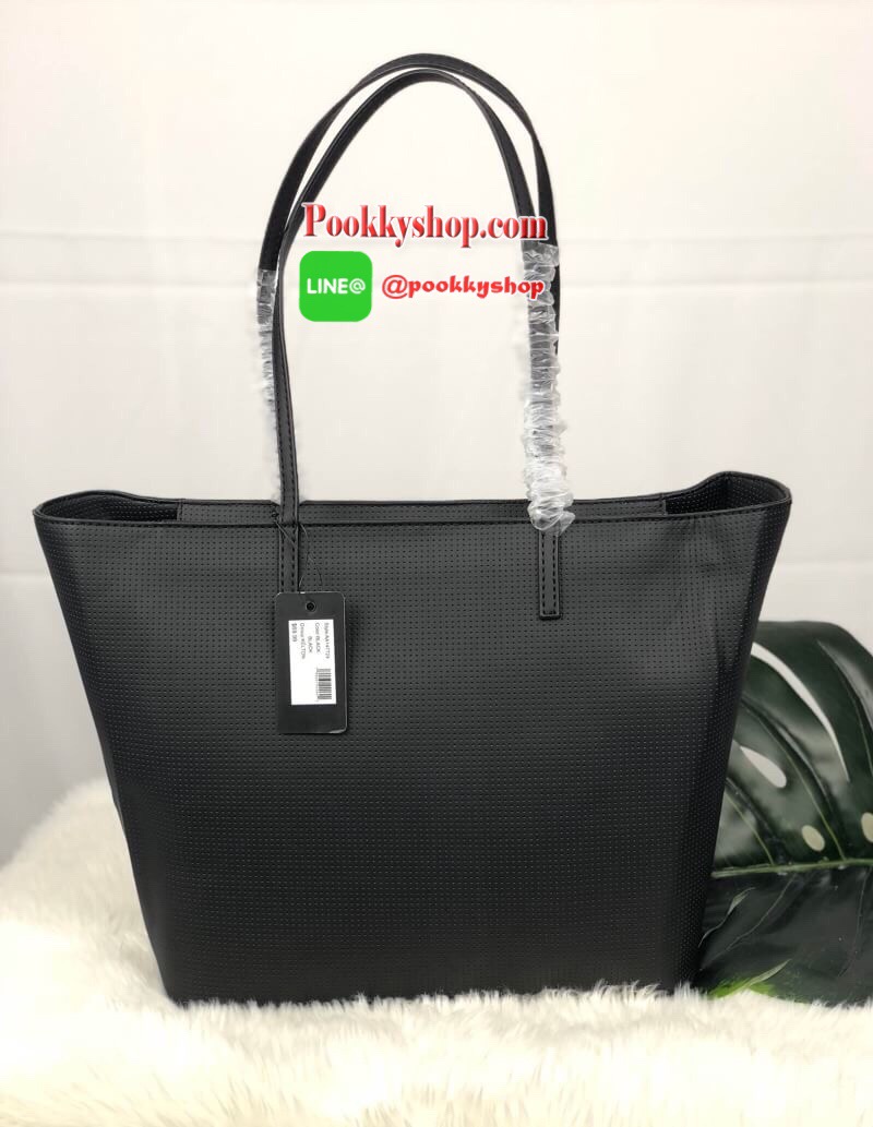 New arrival !!! G BY GUESS KELTON HEART TOTE BAG พร้อมส่งรุ่นหายากค่ะ!!! กระเป๋าถือทรง Tote อีกหนึ่งรุ่นที่หาไม่ได้ง่ายนัก วัสดุหนัง น้ำหนักเบา ด้านหน้าแต่งดีเทลหัวใจ สวยเก๋ ทีเดียวค่ะ เปิดปิดกระเป๋าแบบซิป ภายในโล่งกว้าง ใส่ของจุ มีช่องซิปและช่องเล็กใส่ขอ