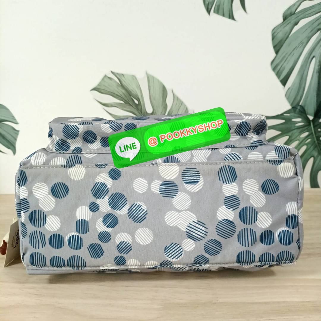 KIPLING RETH CROSSBODY BAG วัสดุ Nylon+polyester กระเป๋าสะพายข้างหรือ สะพาย Crossbody ได้ เปิด-ปิด ด้วยซิปปั๊มแบรนด์ที่หางซิป พร้อมช่องช่องหน้าแยกใส่ของใช้เล็กๆ น้อยๆ ได้ ช่องหลัก 2 ช่อง ด้านในโล่งกว้าง สามารถจุสัมภาระได้เยอะ มีช่องซิปด้านในและสายคล้องพวง